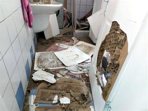 İ­z­m­i­r­­d­e­ ­y­a­m­a­ç­t­a­n­ ­k­o­p­a­n­ ­k­a­y­a­ ­p­a­r­ç­a­l­a­r­ı­ ­ç­a­t­ı­y­ı­ ­d­e­l­i­p­ ­e­v­e­ ­g­i­r­d­i­